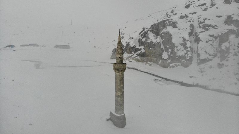 Ağrı'da sular altında kalan cami havadan görüntülendi