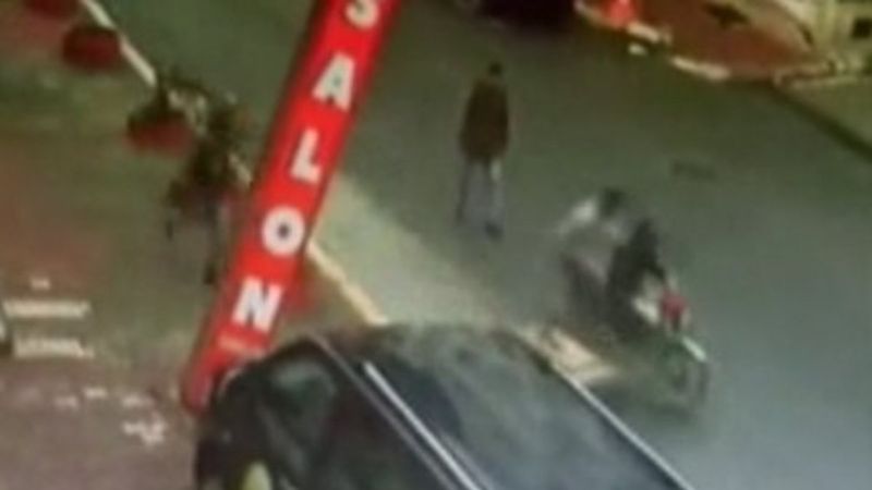 Esenyurt’ta, kağıt toplayıcıları sopayla dövüp falçatayı kafasına sapladı