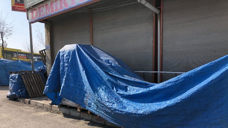 Gaziantep'teki hırsız, suç üstündeyken market çalışanıyla göz göze geldi