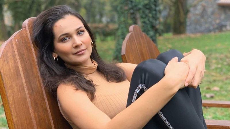 Gönül Dağı Dilek'in annesi sete geldi, Taner'i yanına aldı! Güzelliği ile kızını gölgede bıraktı