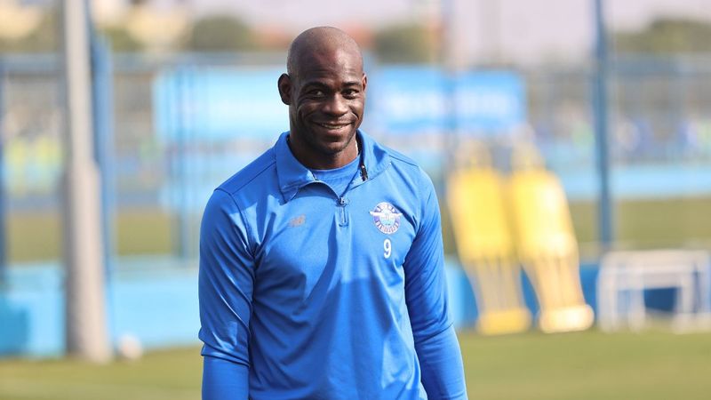 Mario Balotelli saçlarını kazıttı