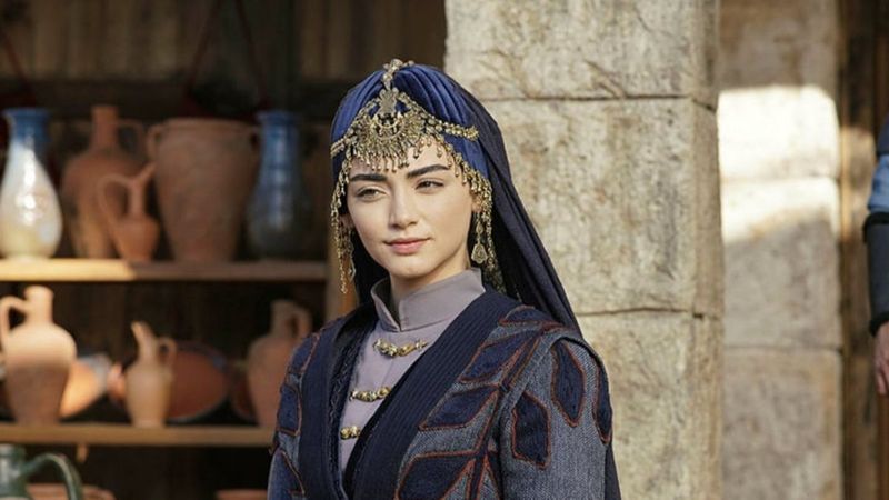 Kuruluş Osman'ın Bala'sı saçlarını topladı, göğüs dekolteli siyah elbisesini giydi... 'Sen neymişsin ya!'