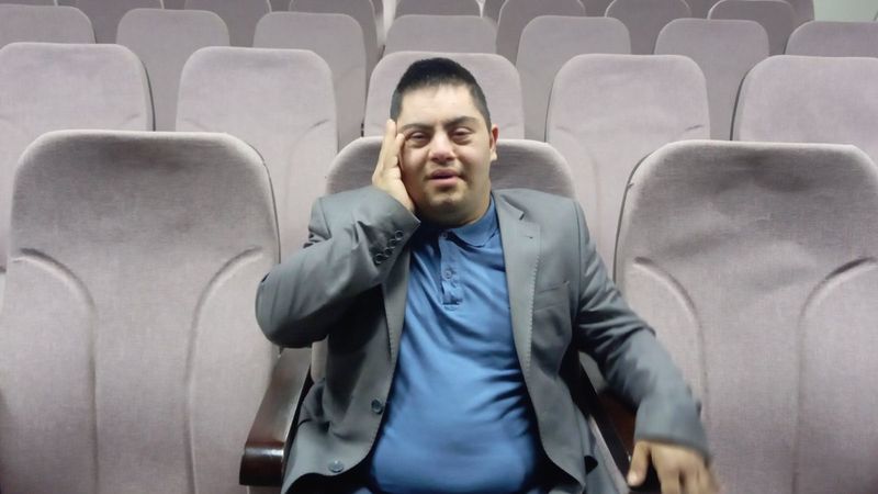 Bitlis'teki down sendromlu genç, dengbejlik yapıyor