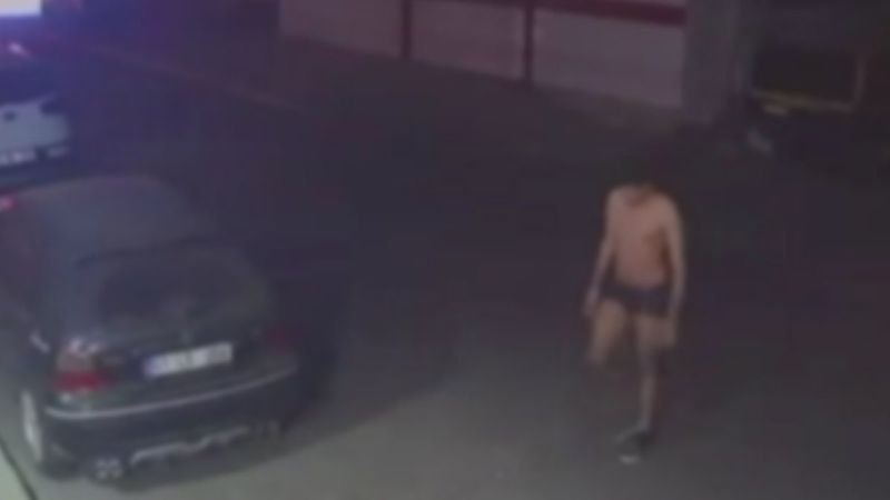 Esenyurt sokaklarında iç çamaşırıyla dolaştı