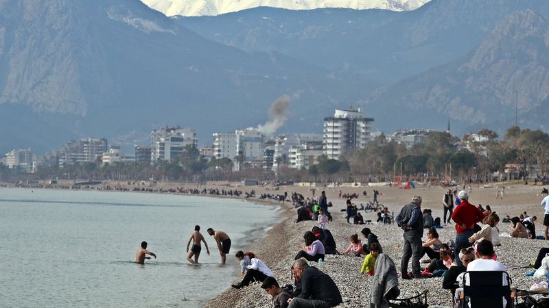 Antalya'da hava sıcaklığı artınca vatandaşlar denize girmeye başladı