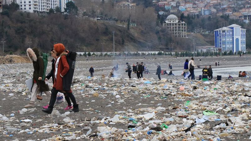 Zonguldak'ta çevre felaketinin ortasında piknik yaptılar