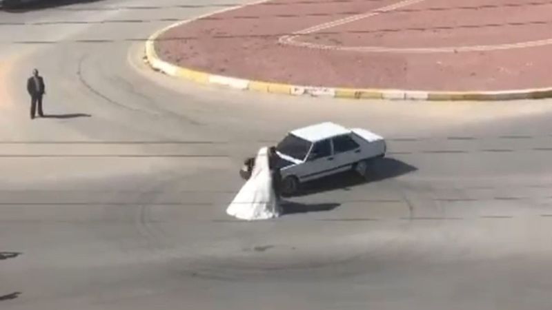 Antalya'da gelin ve damadın etrafında drift atan sürücüye para cezası verildi