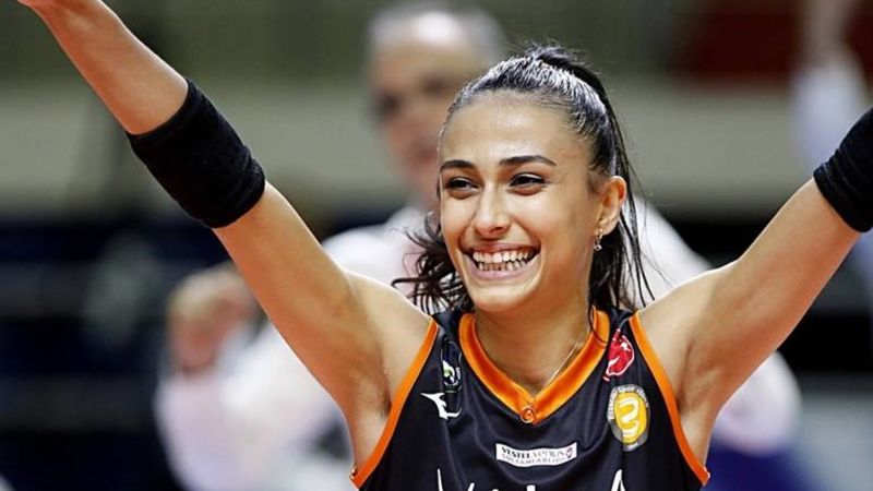 Milli libero Simge Aköz'den ilan-ı aşk! Sadakatsiz'in yıldızı ile pozuna 'Maşallah' yağdı...