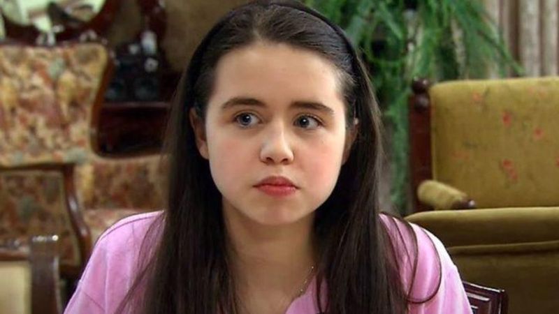 Alemin Kralı Ahsen göbeğine kadar inen göğüs dekolteli minicik elbisesiyle yıktı geçti! 'Sen ne güzelmişsin'