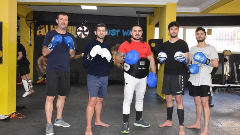 Sağlıkçılar kendilerini korumak için kick boks öğrenmeye başladı