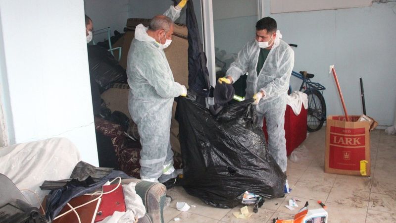 İzmir'de evden 12 ton çöp çıktı