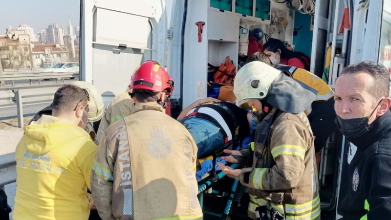 Esenyurt'ta kamyonet devrildi, kolu altında kaldı