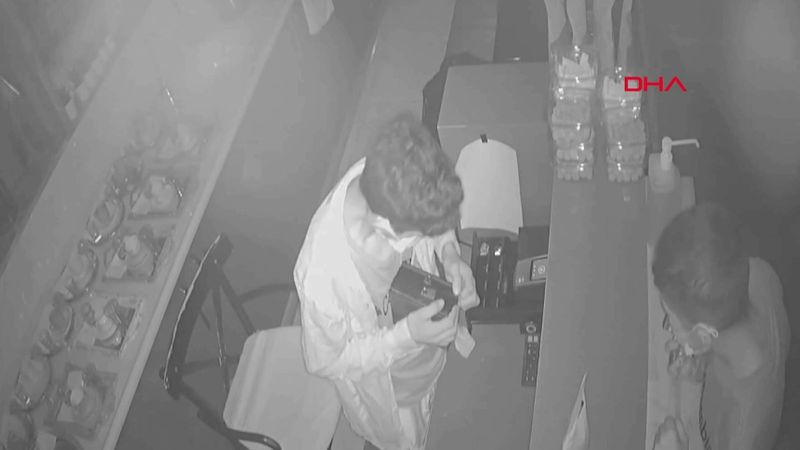 Adana'daki 17 yaşındaki hırsız, girdiği kafeyi soydu