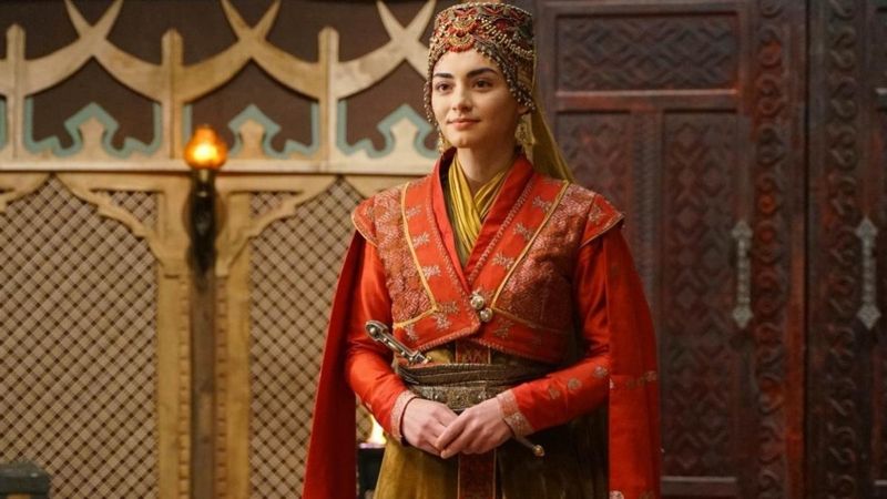 Kuruluş Osman'ın Bala'sı omuzlarını dışarıda bırakan elbisesiyle şov yaptı!