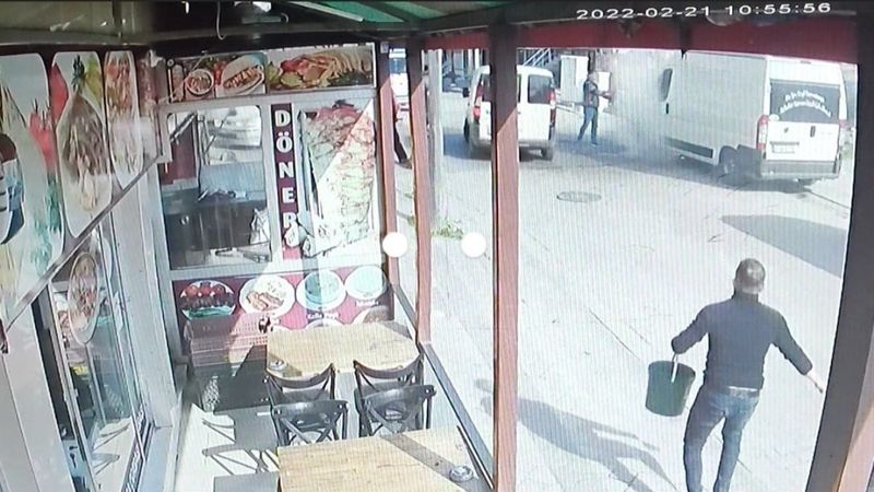 Sultangazi'de esnaf, yanan aracı kovalarla söndürdü