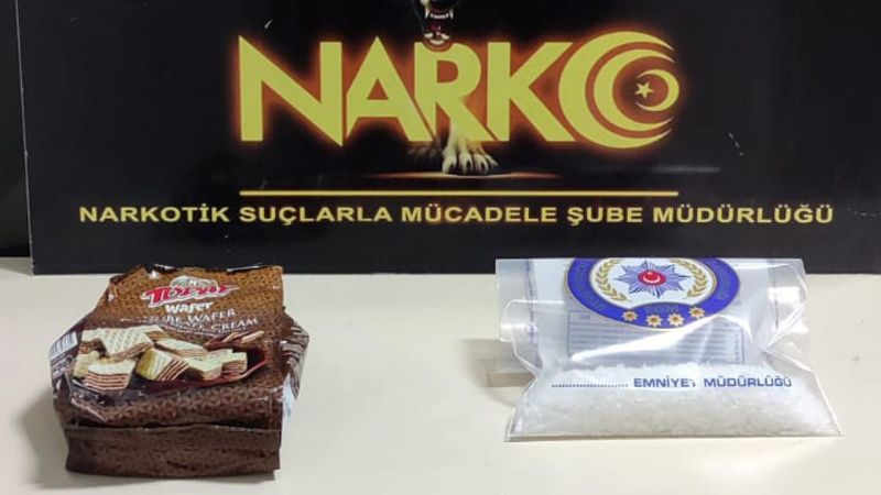 Edirne'de şahısların araçtan attığı poşetten uyuşturucu çıktı