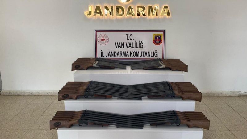 Van'da durdurulan araçta 60 av tüfeği ele geçirildi