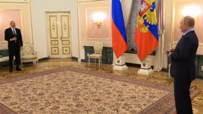 Aliyev ile Putin, iş birliği bildirgesini şampanya ile kutladı