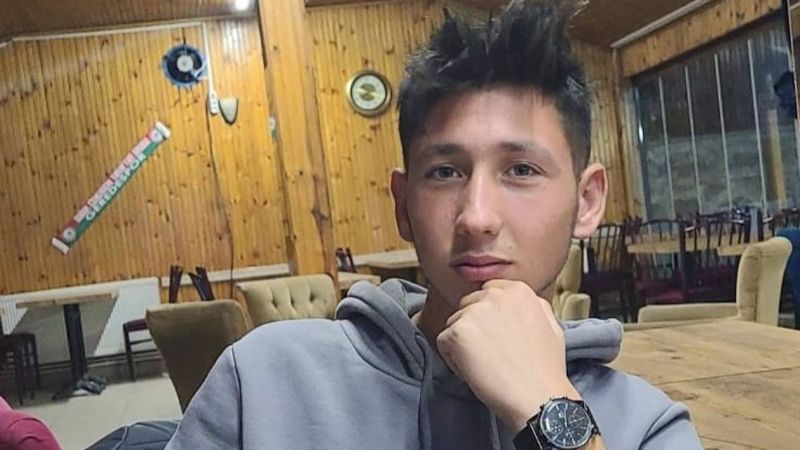 Balıkesir'de devrilen motosikletin altındaki genç, hayatını kaybetti