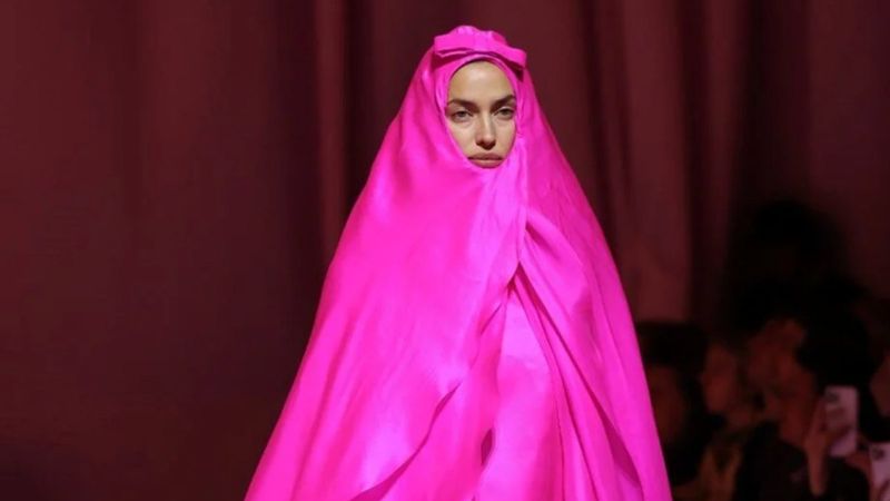 Londra Moda Haftası'nda dikkat çeken defile