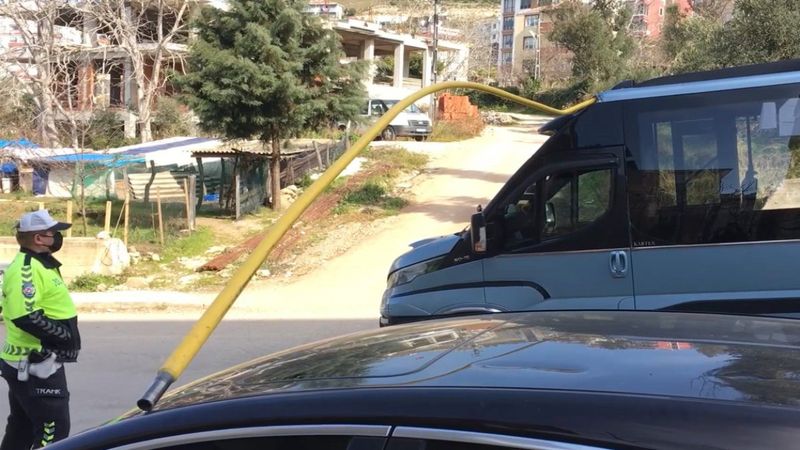 Sinop'ta doğalgaz borusu, yolcu minibüsüne saplandı