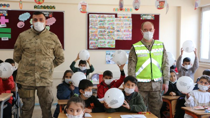 Mehmetçik'ten Şırnaklı öğrencilere hediye