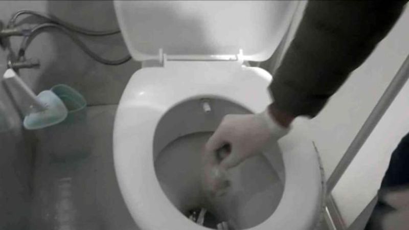 Aksaray’da öğrencilere satılan uyuşturucular, klozetten çıktı