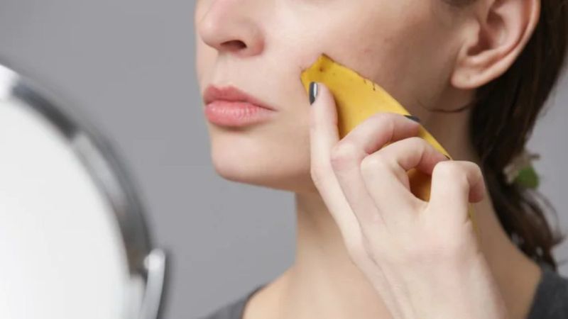 Muz kabuğunu yüzünüze sürüp öyle atın! Faydasını duyan es geçmiyor...