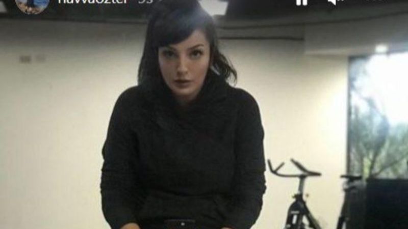 Aleyna Tilki'nin annesi Havva Öztel'den mini şortlu poz