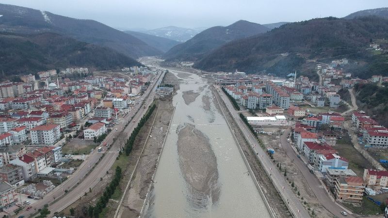 Sel felaketiyle yıkılan Ayancık'ta yaralar sarılıyor