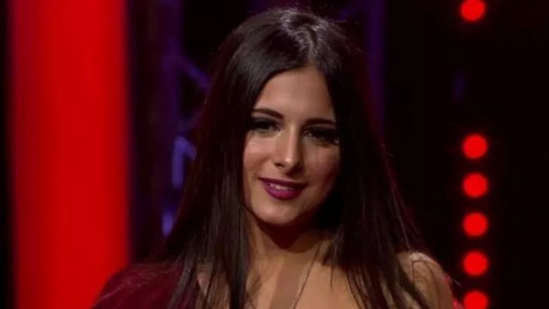 Mini etekli ve göğüs dekolteli pozlarıyla tanımayabilirsiniz! 'İsyan' parçasıyla akıllara kazınmıştı...