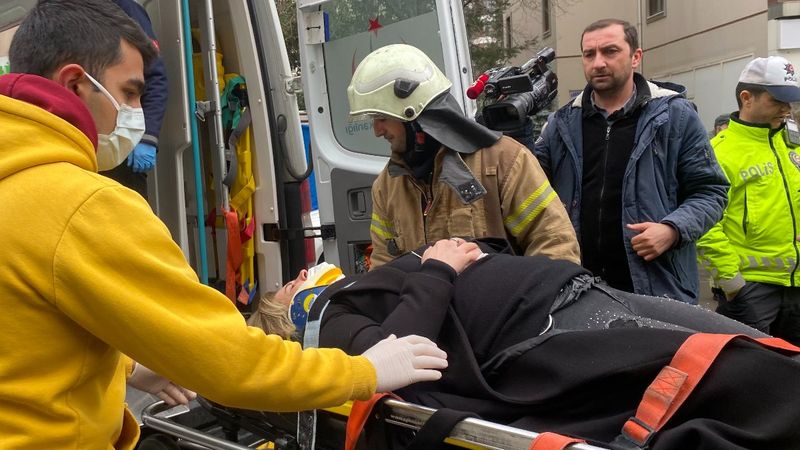 Kadıköy'de İETT otobüsü çarptı, sürücü araca sıkıştı