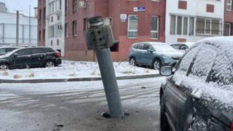 Ukrayna'da düşen roket patlamadan yere saplandı