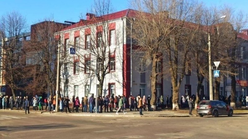 Ukrayna’da gönüllü asker olmak isteyenler uzun sıra oluşturdu