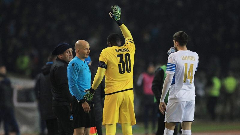 Oyuncusunun elle attığı golü teknik direktörü iptal ettirdi