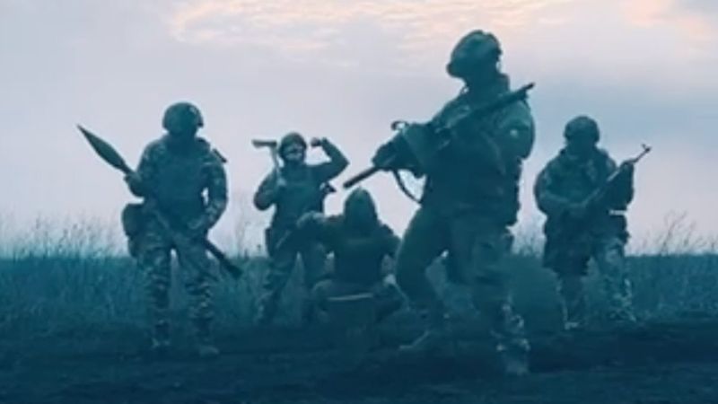 Ukrayna askeri, dans ederek TikTok çekti