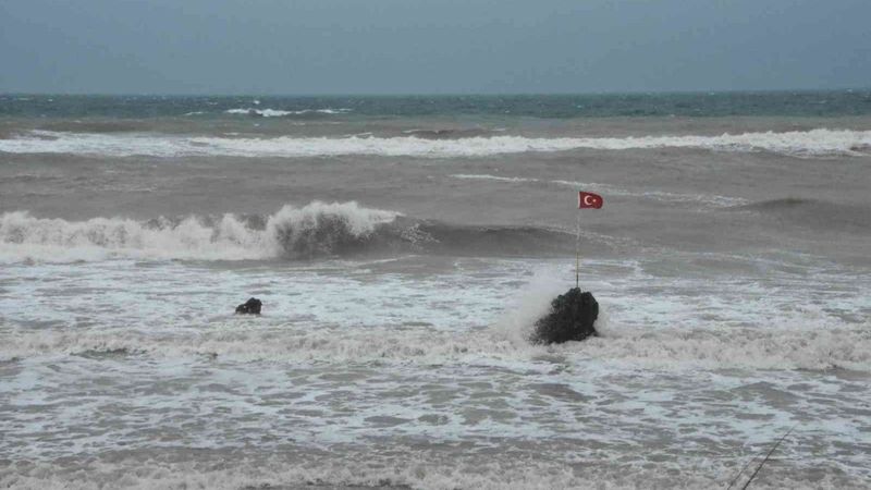 Sinop'un mavi denizi çamurla kaplandı