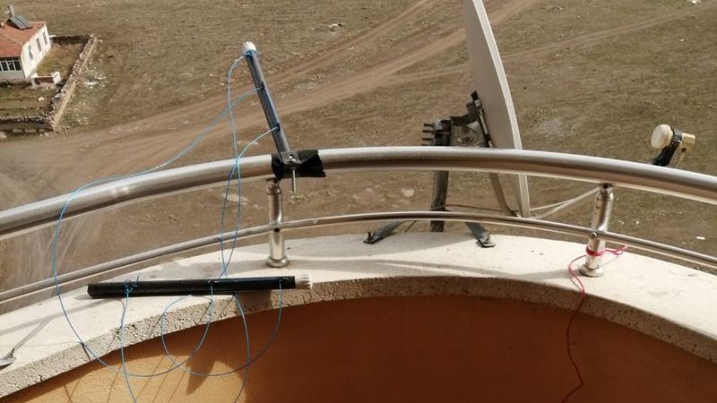 Kayseri'de aranan şahıs, polisi görünce alt katın balkonuna atladı