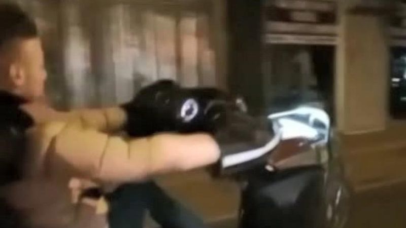 Beyoğlu'nda moto kurye, arkasındaki kişiyle tek teker ilerledi