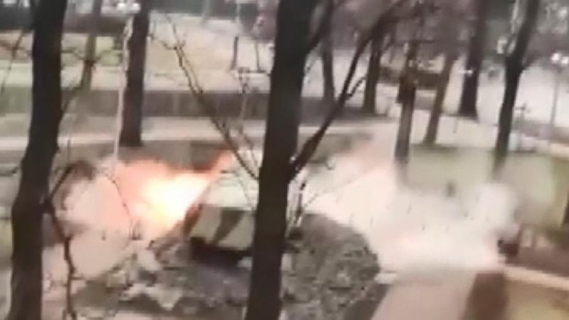 Ruslar, zırhlı araç heykelini gerçek sanıp ateş etti