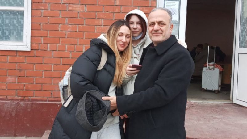 İzmit'ten Ukrayna'ya gidip, eşi ve kızını aldı