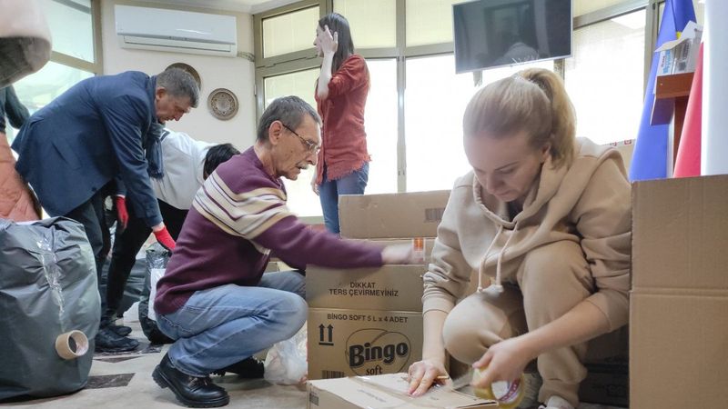 Ankara'dan Ukrayna'ya 3 kamyon yardım malzemesi