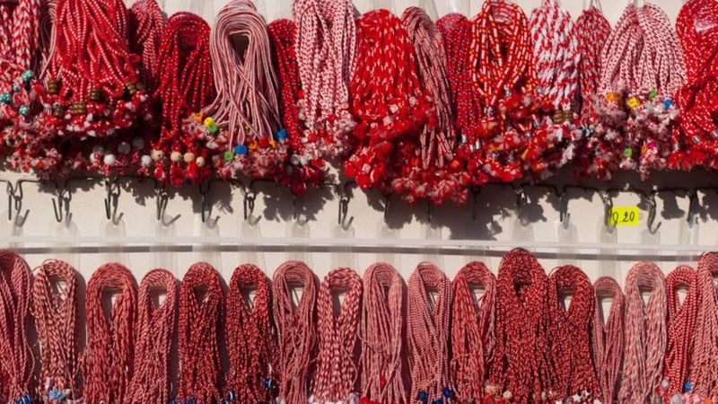 Kırmızı beyaz Marteniçka bilekliği neden takılıyor? İşte anlamı