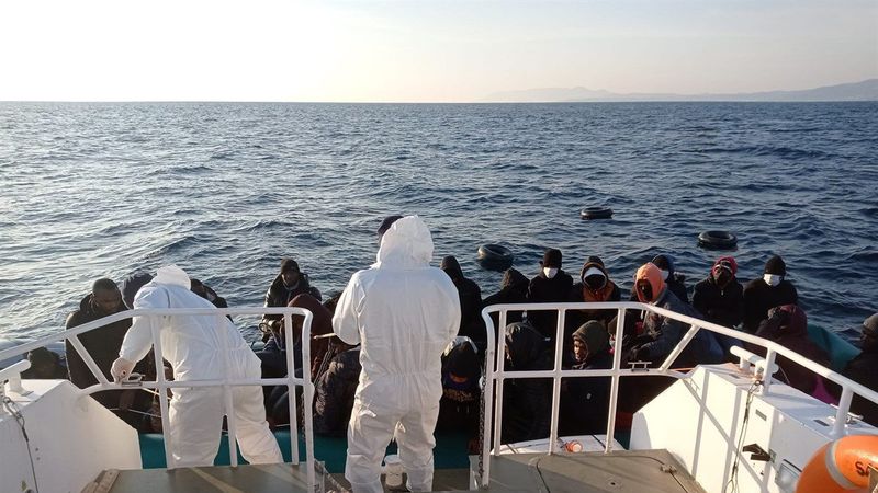 Balıkesir açıklarında, geri itilen 35 kaçak göçmen kurtarıldı