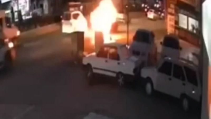 İzmir'de trafikteki araç, seyir halinde patladı