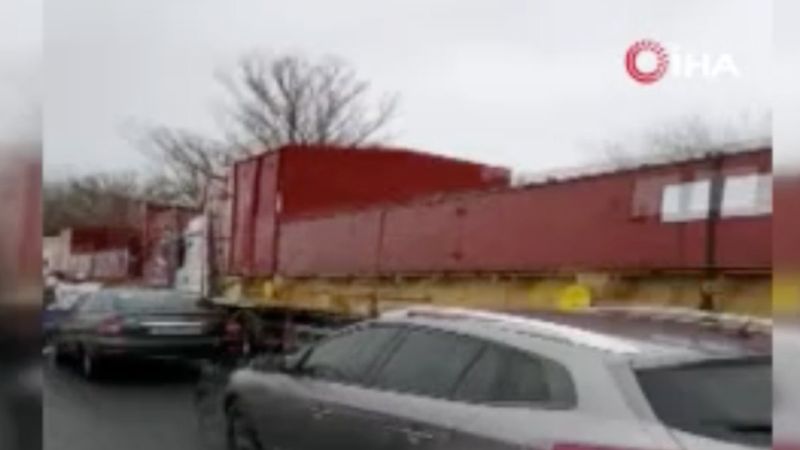 Ukrayna'dan kaçan Türk tır şoförleri Romanya sınırında mahsur kaldı