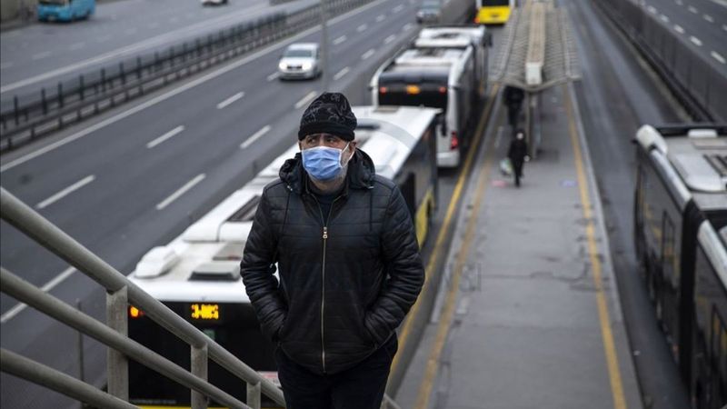 Mesafe korunamayan yerlerde maske kullanımı devam edecek