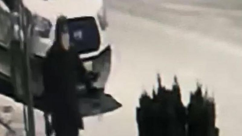 Denizli’de kadın kıyafeti giyip, eşinin otomobilini kundakladı