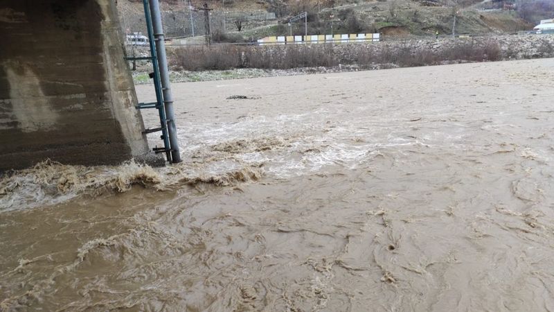 Batman'da şiddetli rüzgar hayatı olumsuz etkiledi