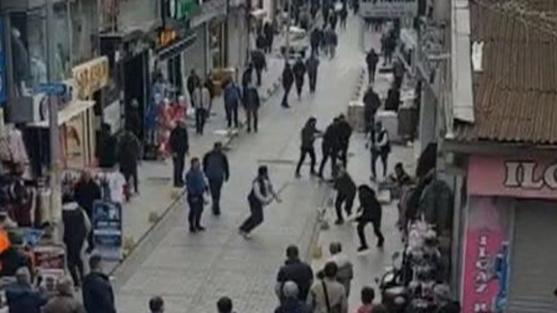 Fatih'te sokak ortasında sopalı kavga